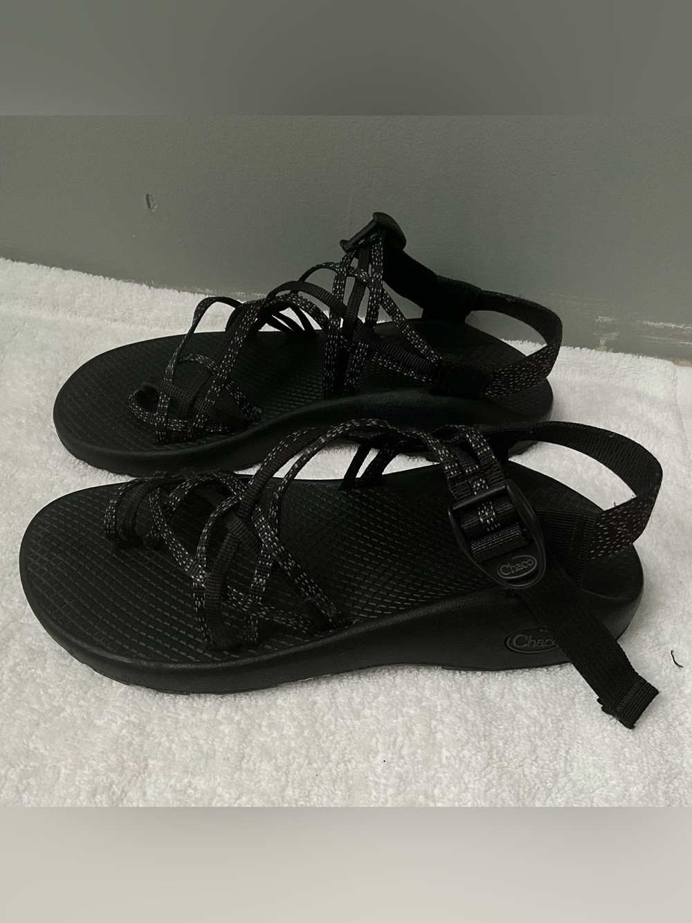 Chaco Women's Black Strappy Outdoor Sandalssize 9
